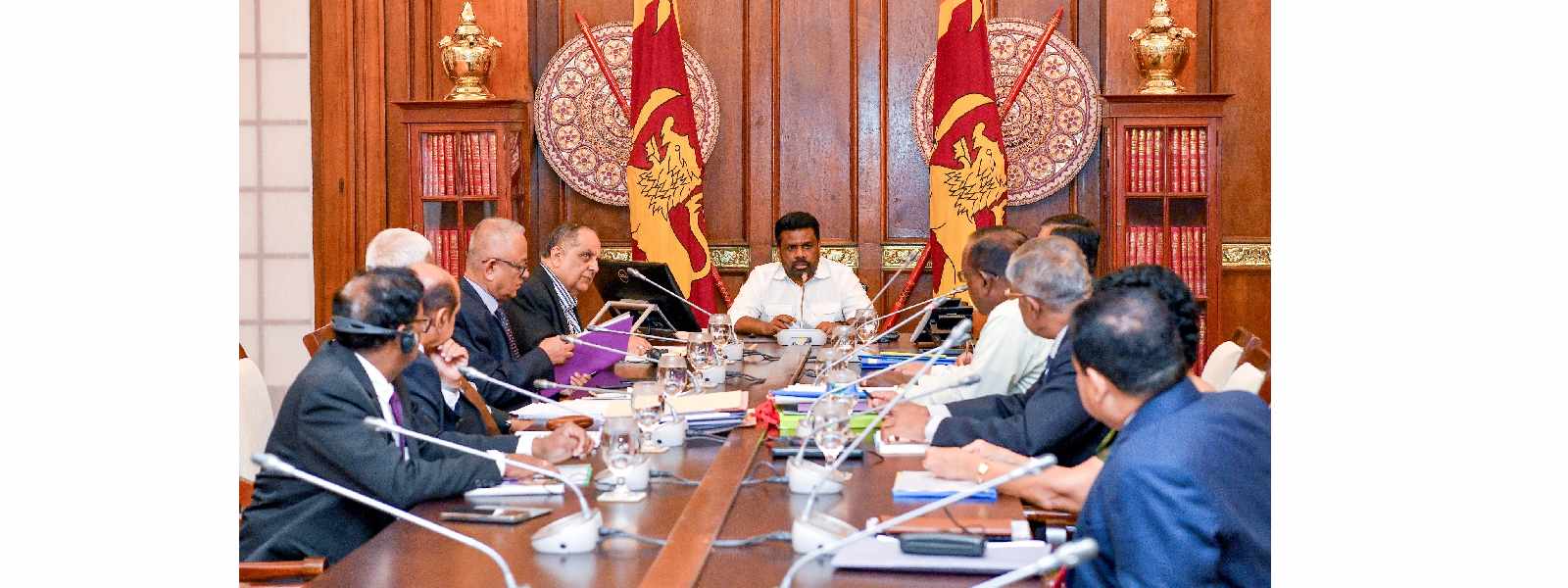පළාත්වල සංවර්ධන කටයුතුවල වගකීමඇත්තේ ආණ්ඩුකාරවරුන්ට